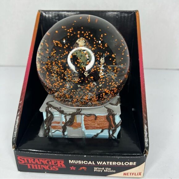 New EDDIE MUNSON Stranger Things Musical Wind Up Waterglobe HALLOWEEN gray/black - Picture 4 of 7